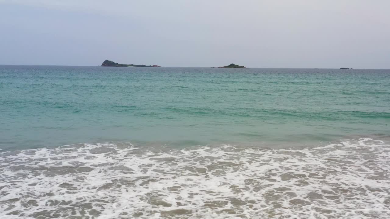 有热带鸽子岛的海景。视频素材