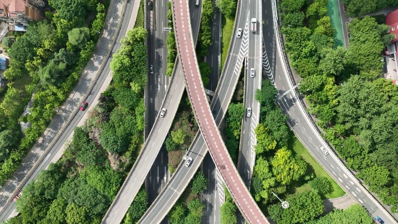 高速公路互通立交的时间跨度。无人机的鸟瞰图视频素材