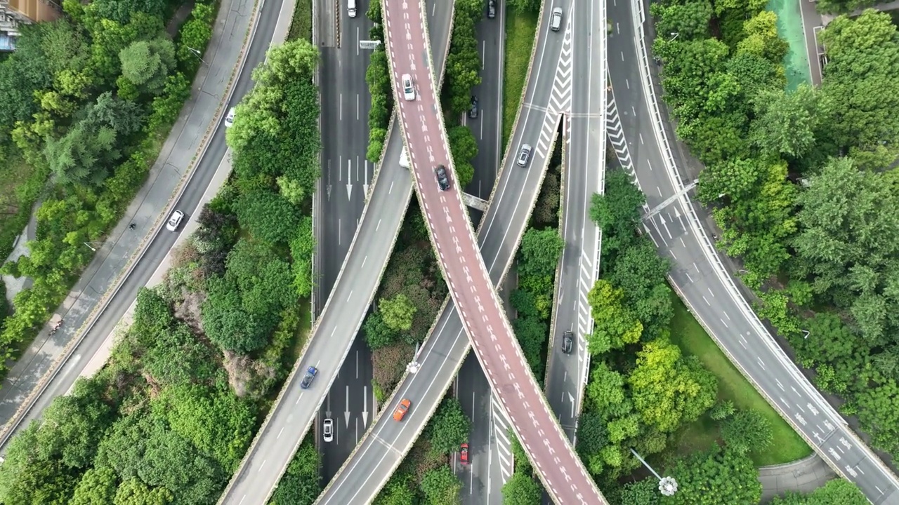 高速公路互通立交的时间跨度。无人机的鸟瞰图视频素材