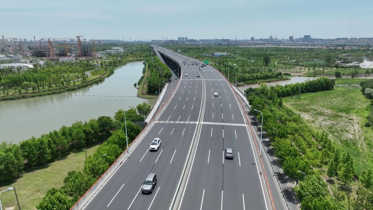 公路道路交通在白天的时间推移。无人机的鸟瞰图视频素材