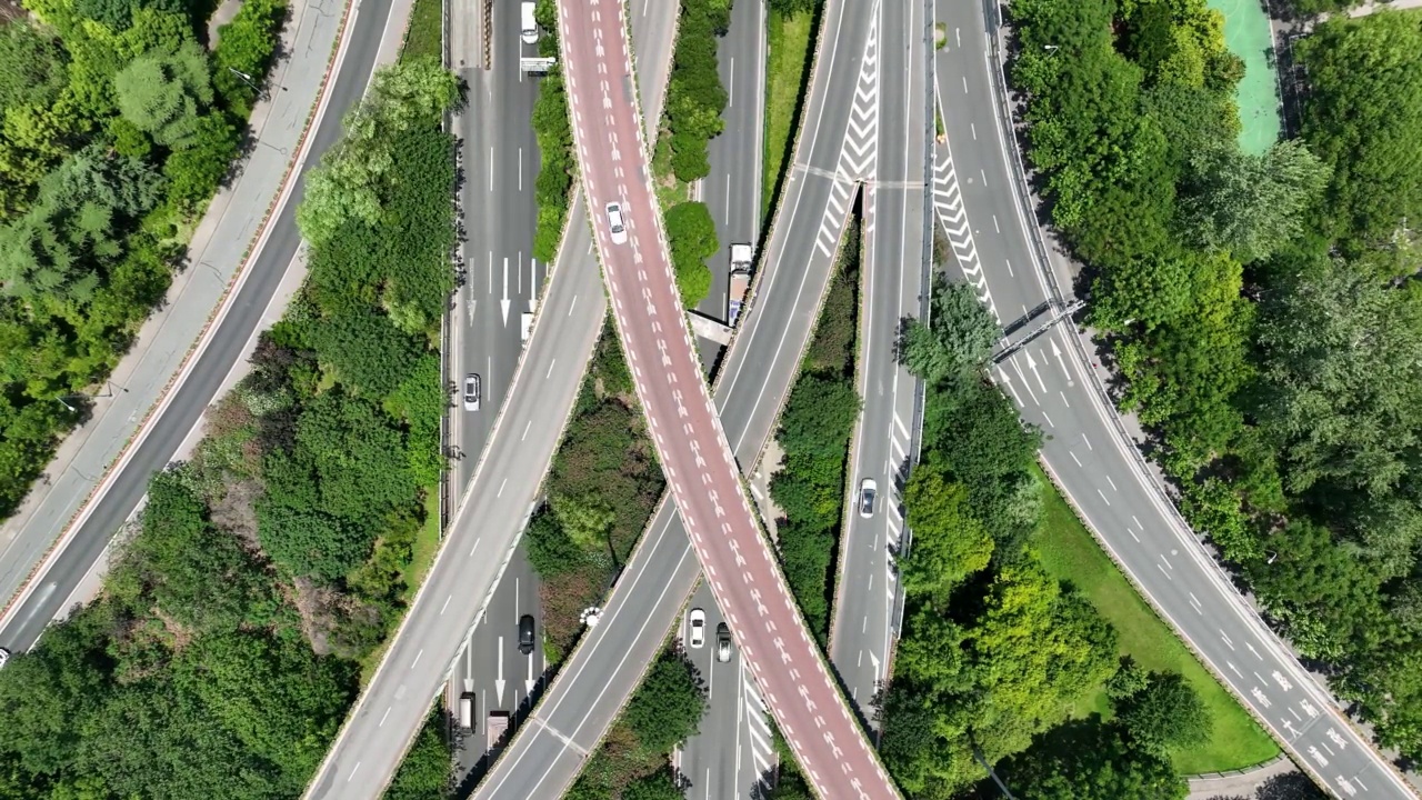 高速公路互通立交的时间跨度。无人机的鸟瞰图视频素材