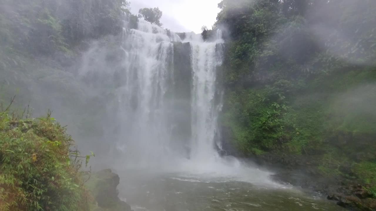 飞溅的瀑布视频素材