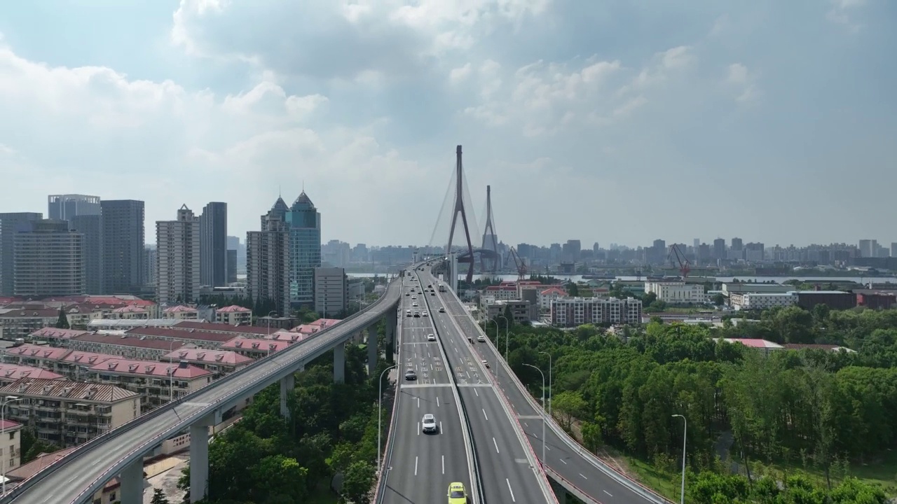 高速公路、道路交通和城市天际线的时间推移。无人机的鸟瞰图视频素材