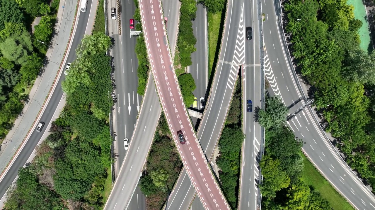 高速公路互通立交的时间跨度。无人机的鸟瞰图视频素材