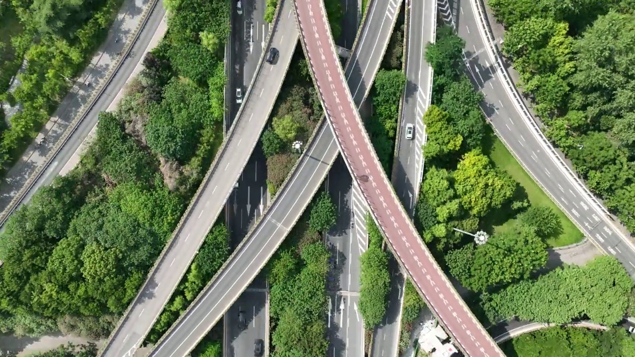 高速公路互通立交的时间跨度。无人机的鸟瞰图视频素材