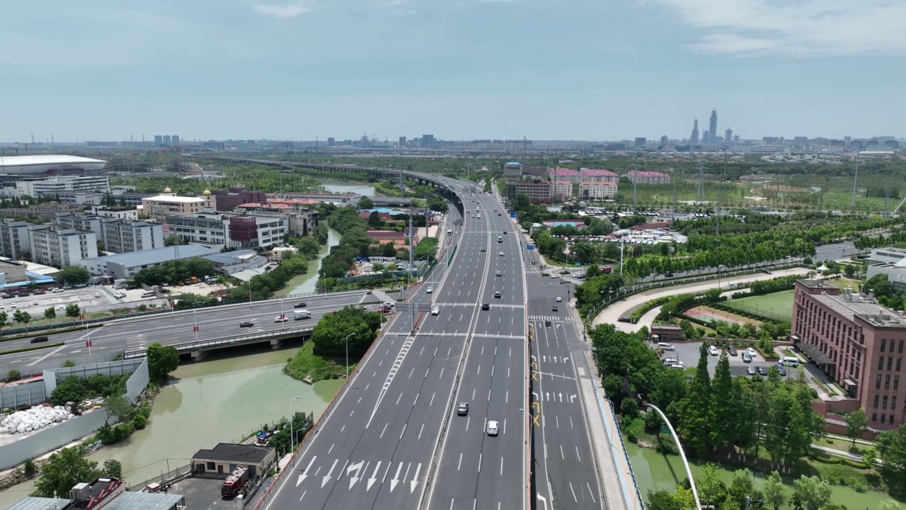 公路道路交通在白天的时间推移。无人机的鸟瞰图视频素材