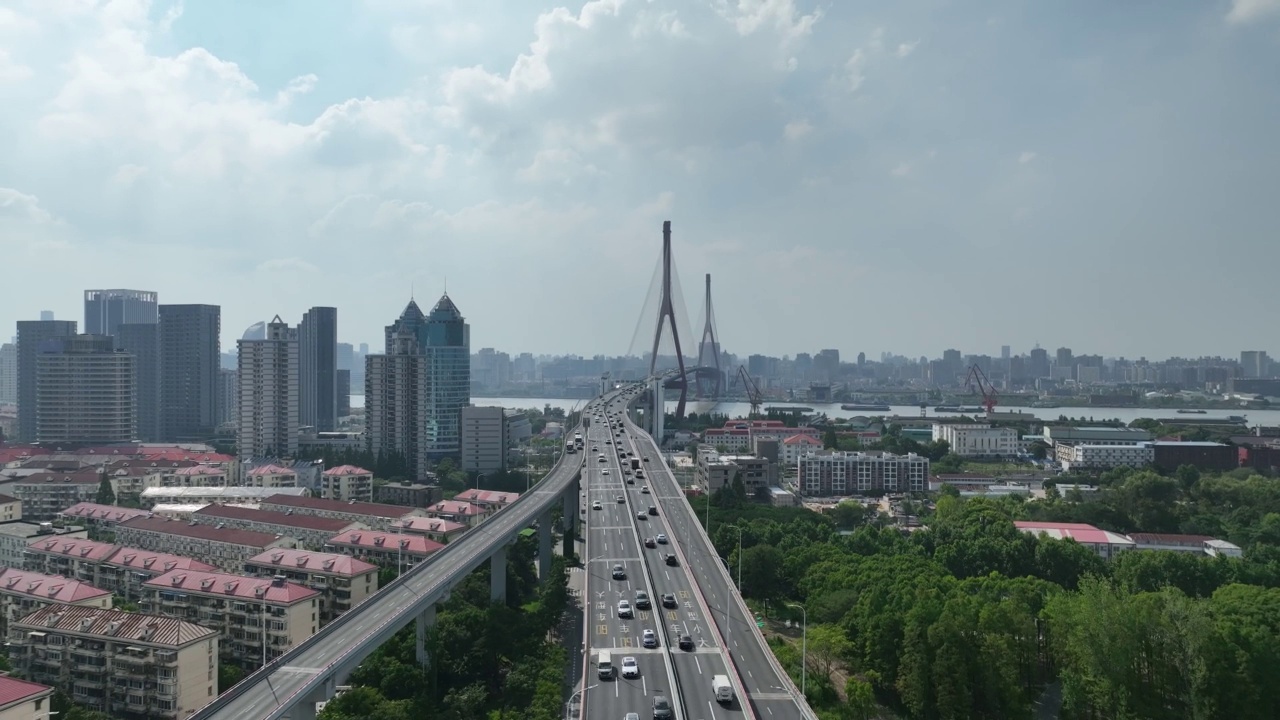 高速公路、道路交通和城市天际线的时间推移。无人机的鸟瞰图视频素材