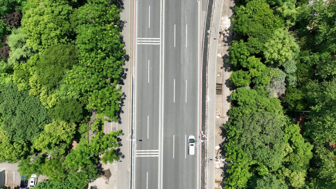 高速公路互通立交的时间跨度。无人机的鸟瞰图视频素材