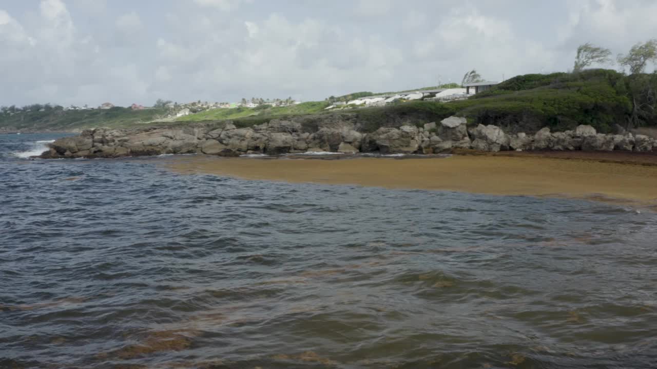 无人机在巴巴多斯的海藻感染积累(海湾上空升起的锅)视频下载