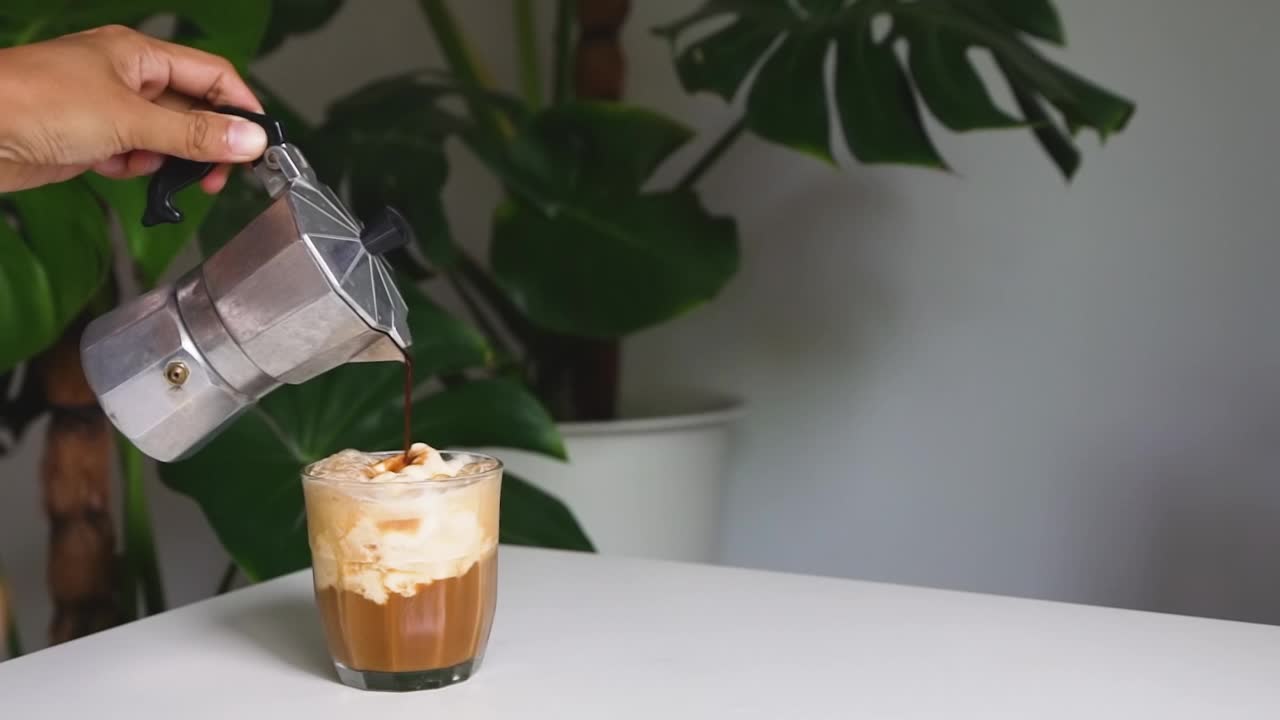 自制Affogato，意式摩卡咖啡壶，Affogato是一种以咖啡为基本原料的甜点，通常在杯子里舀一勺冰淇淋或香草冰淇淋。然后倒入一杯热浓缩咖啡。视频素材