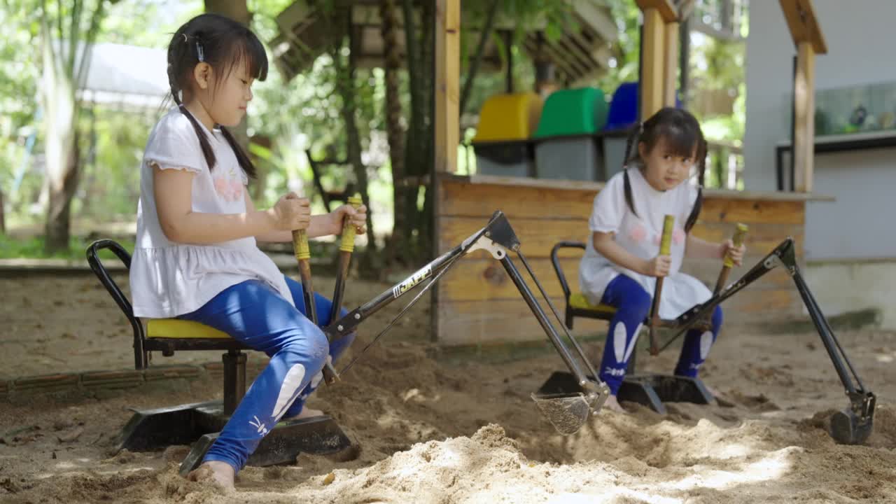 在公园或游乐场玩耍的孩子或小孩。视频素材