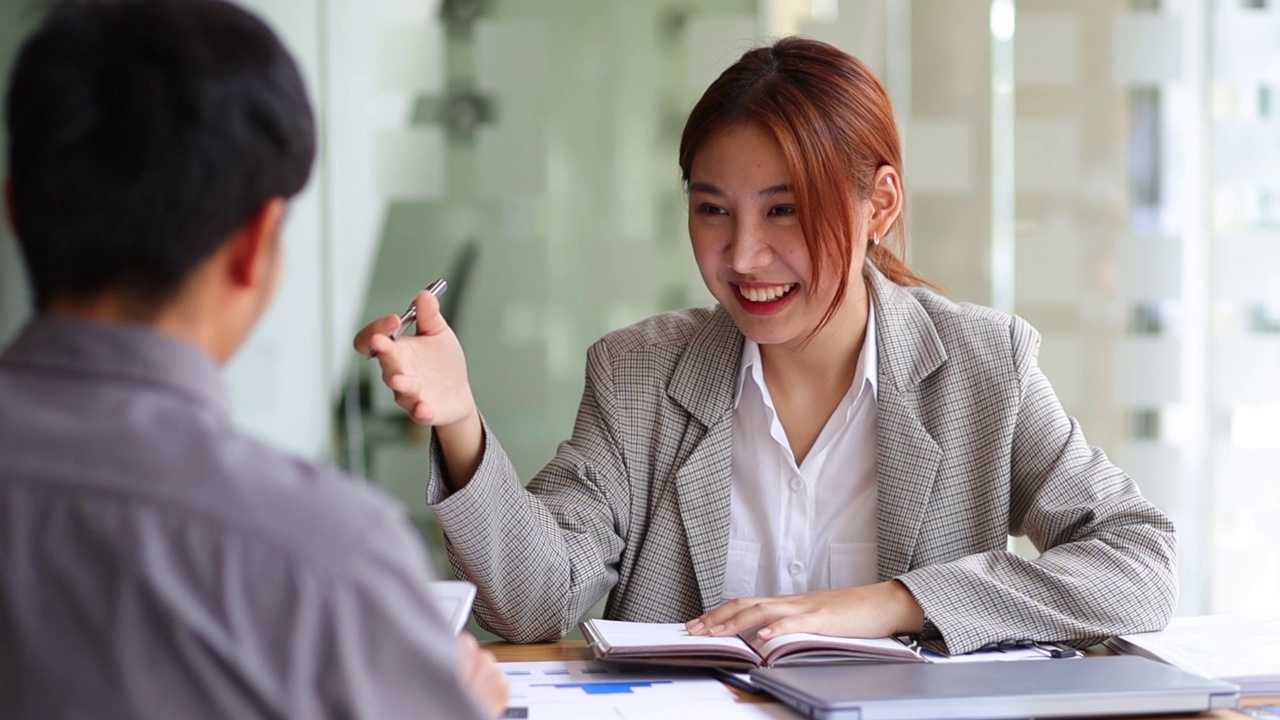 工作面试。女商人在办公室与同事讨论项目。视频素材