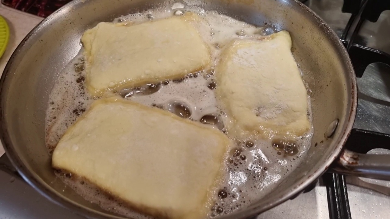 在厨房的油锅上煎馅饼、糕点、肉饼、生面团视频素材