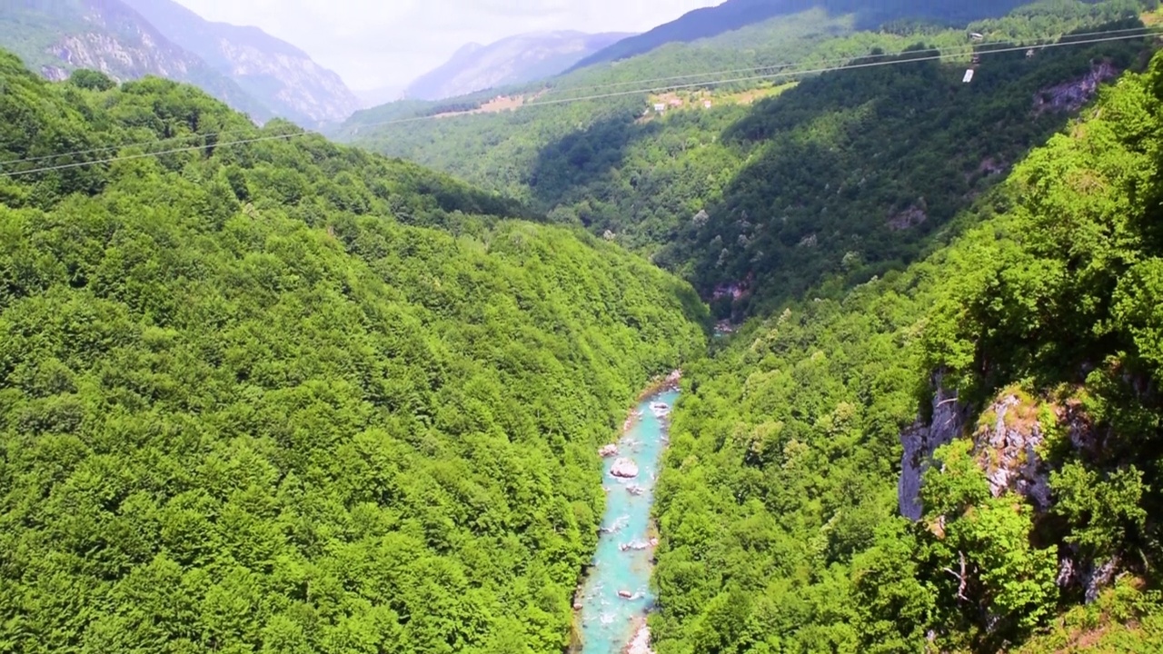 塔拉河峡谷或塔拉河峡谷位于高山之间。峡谷是欧洲最大最深的峡谷。视频素材