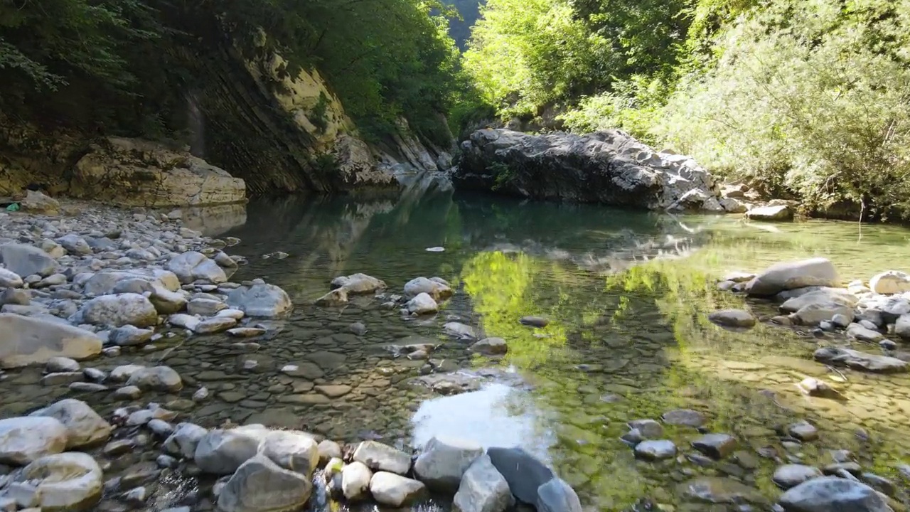 无人机视角的小溪在夏天流动视频素材