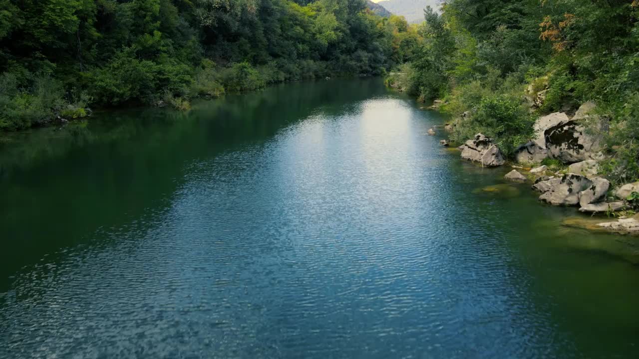 夏天索卡河上的无人机视角视频素材