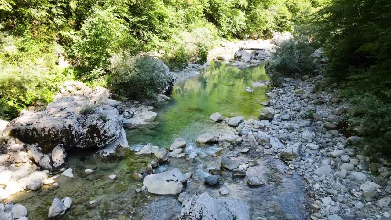 无人机视角的山涧在夏天视频素材