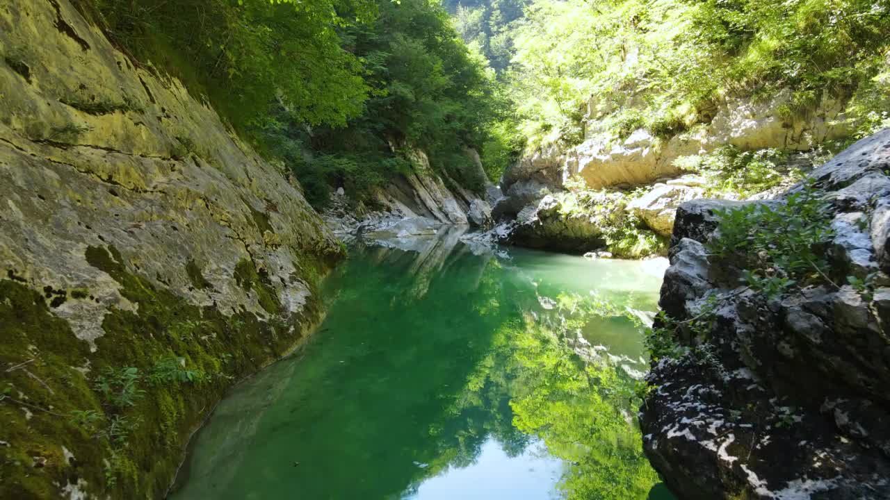 夏天小河谷的无人机视角视频素材