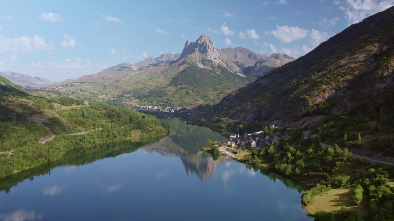 湖面的鸟瞰图，山上的高山倒映在湖面上视频素材