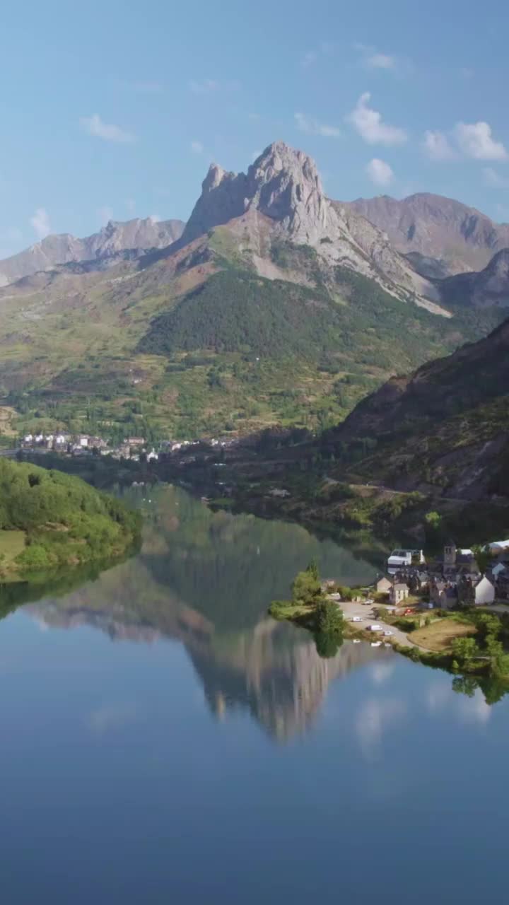 鸟瞰图上的湖和镜像山视频下载