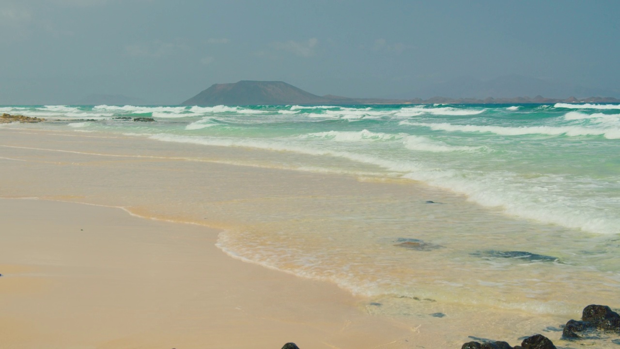 看海上的日落。美丽的海浪。白沙和神奇的水。夏天的海景。大西洋海滩。神奇的自然景观。4 k视频素材