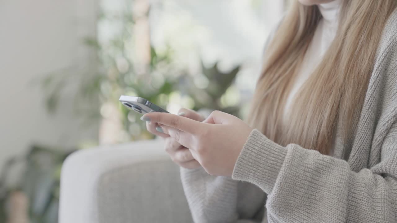 女人在家用手机上网购物视频素材