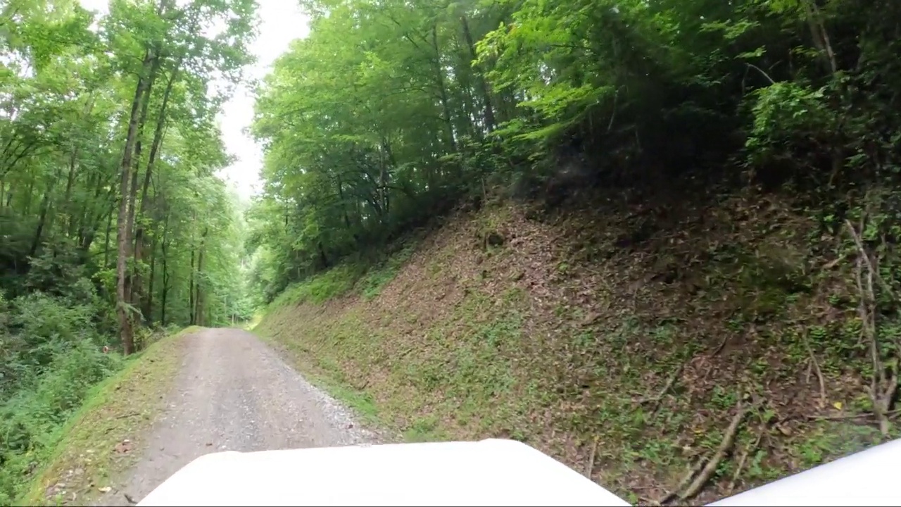 蜿蜒的山乡村道路视频素材