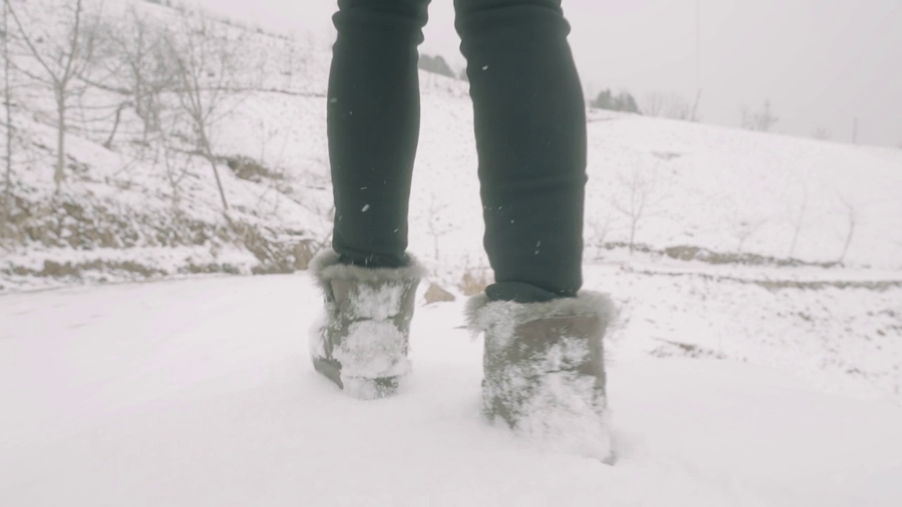 在雪地里行走的女人视频素材