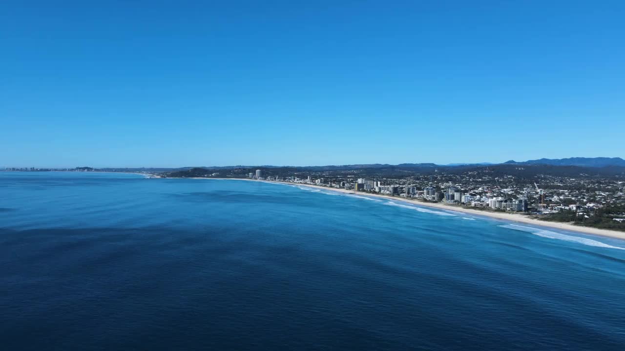 全景无人机显示Coolangatta到冲浪者天堂澳大利亚黄金海岸的海岸线视频素材