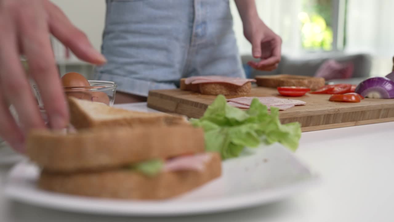 年轻快乐的亚洲夫妇正在厨房里享受和准备健康的食物。视频素材