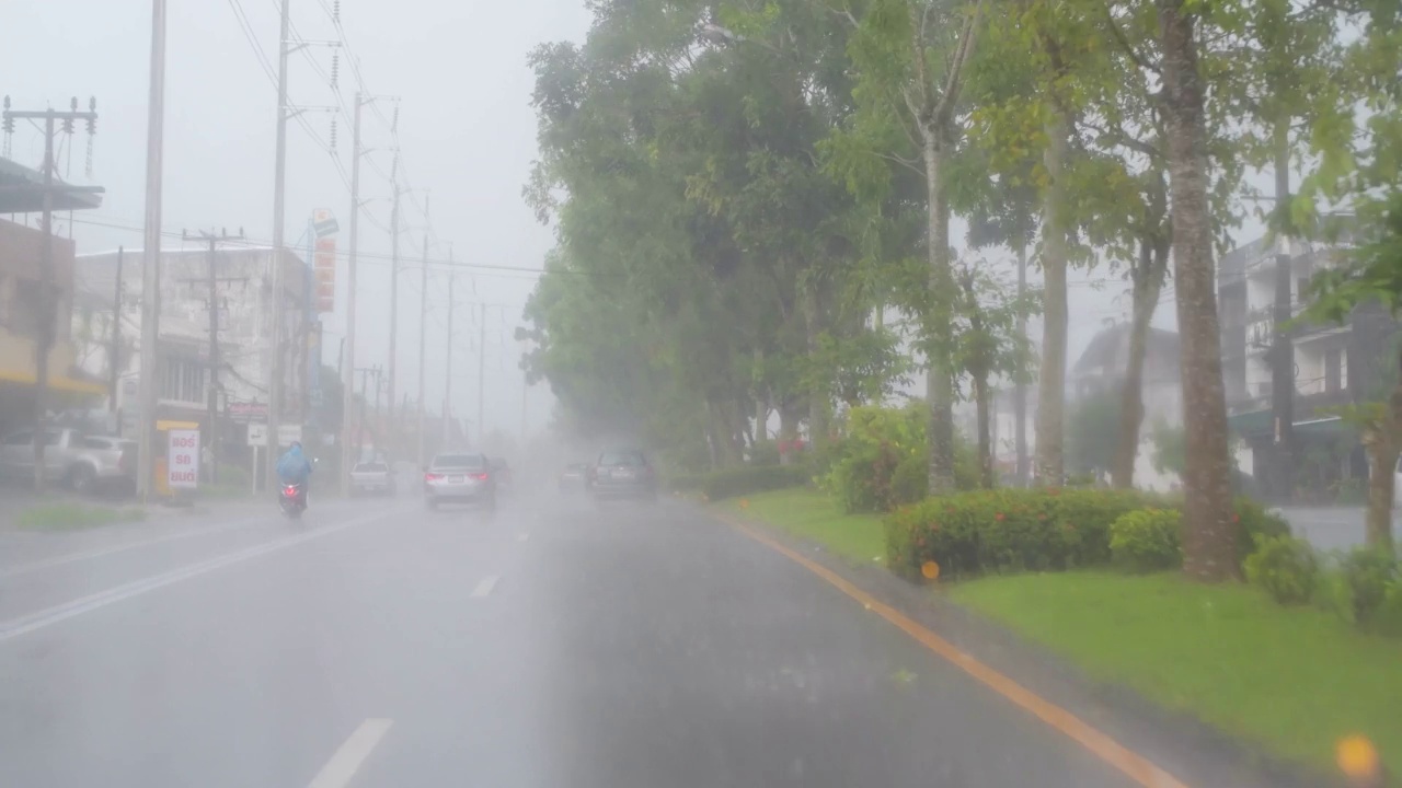 汽车在暴雨中行驶视频素材