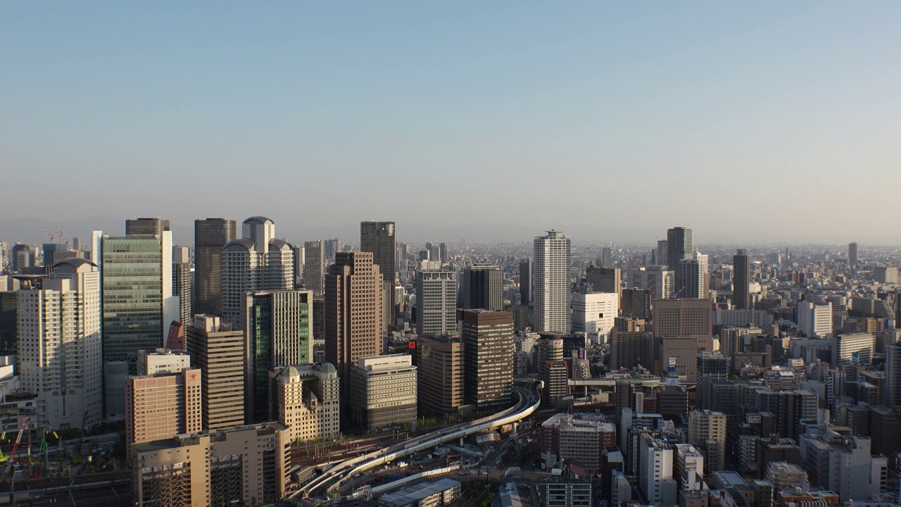 日本大阪:大阪白天的城市景观。视频素材