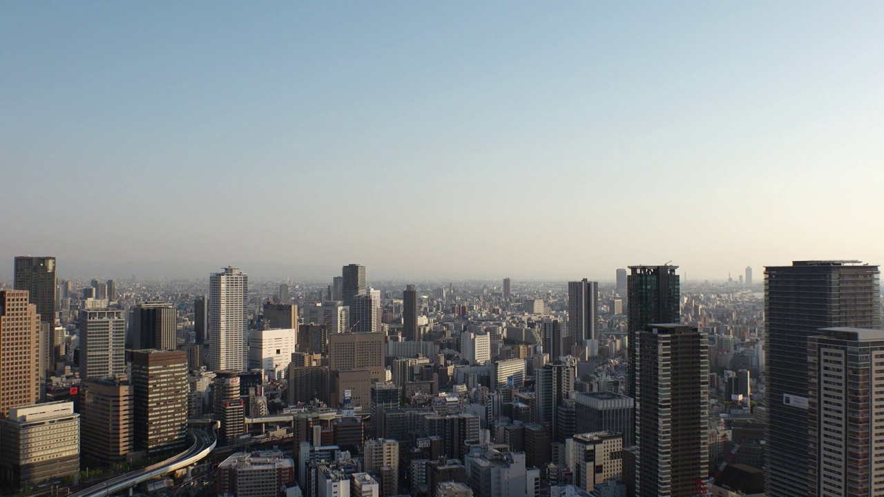 日本大阪:大阪白天的城市景观。视频素材