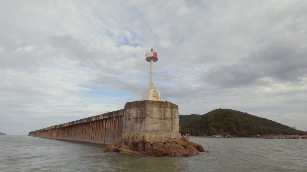 从海上眺望海边的灯塔。视频素材