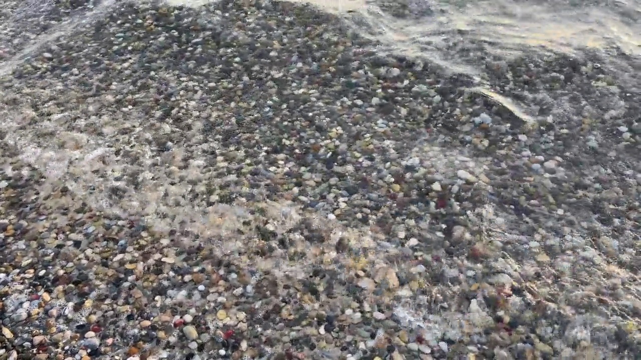 夏天和清晨的海边和清澈的海水视频素材