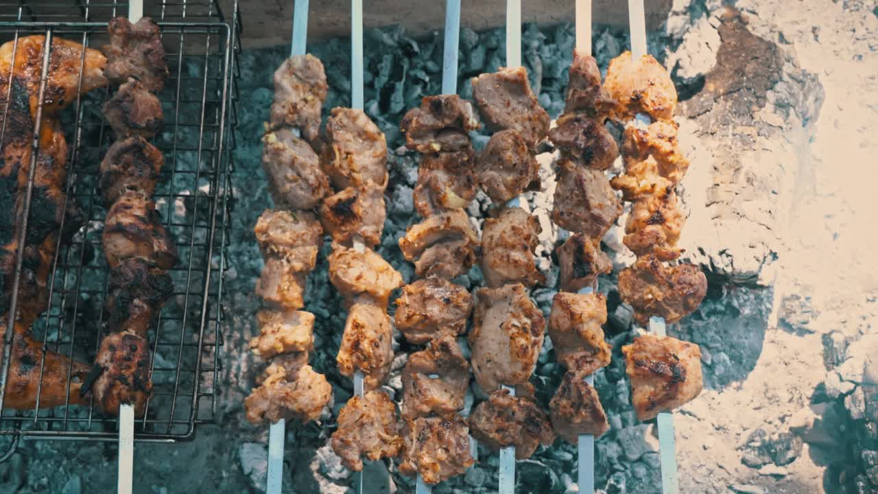 Juicy Shish Kebab on Skewers是油炸在火上和一个人翻转它视频素材