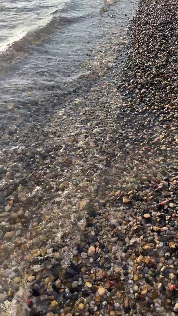 夏天和清晨的海边和清澈的海水视频素材