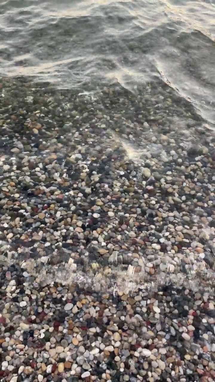 夏天和清晨的海边和清澈的海水视频素材