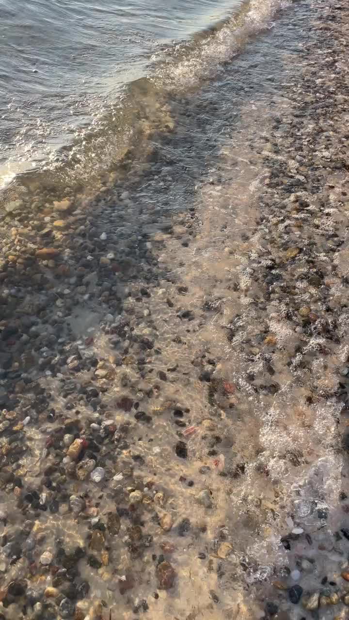 夏天和清晨的海边和清澈的海水视频素材