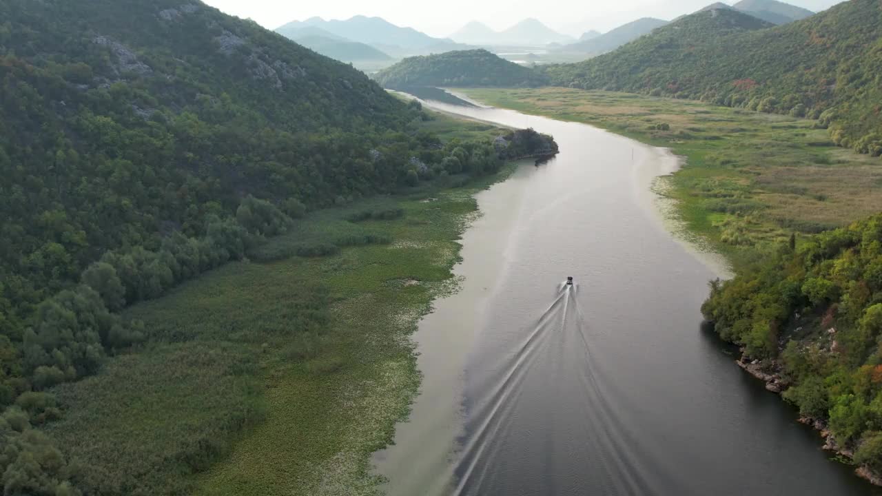 里耶卡·克诺耶维卡的早晨鸟瞰图。Skadar湖,黑山。视频素材