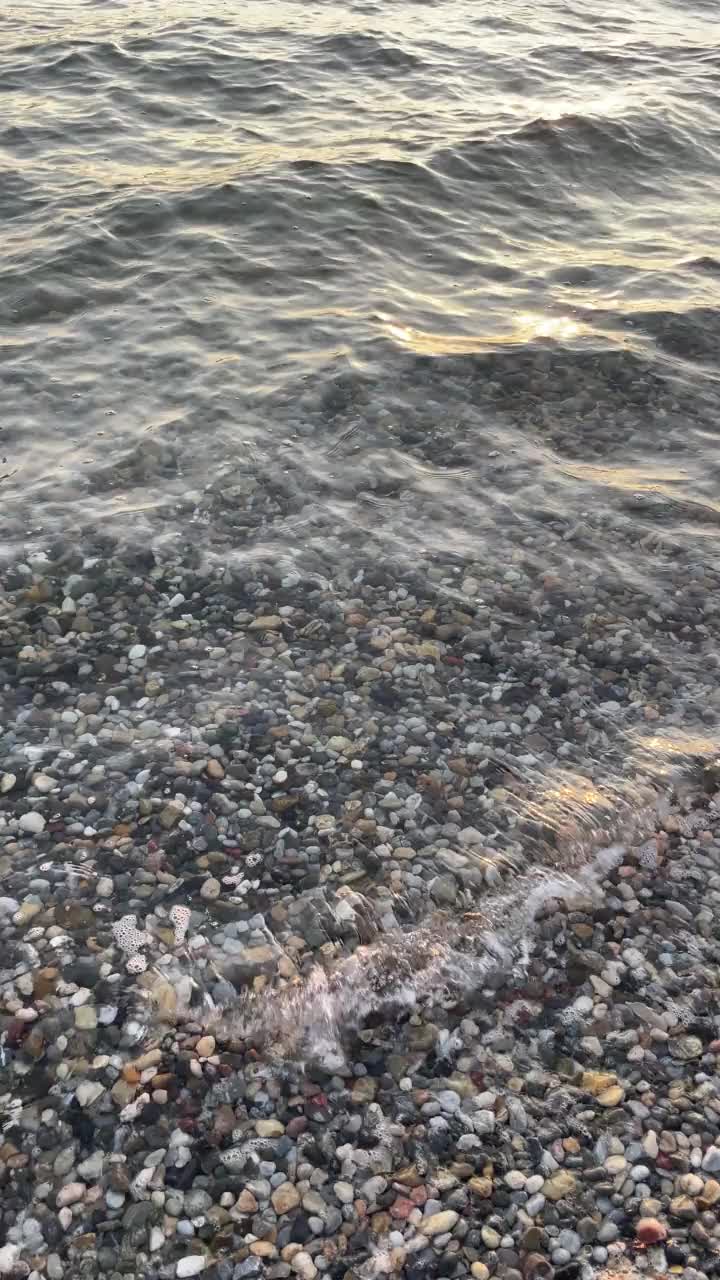 夏天和清晨的海边和清澈的海水视频素材