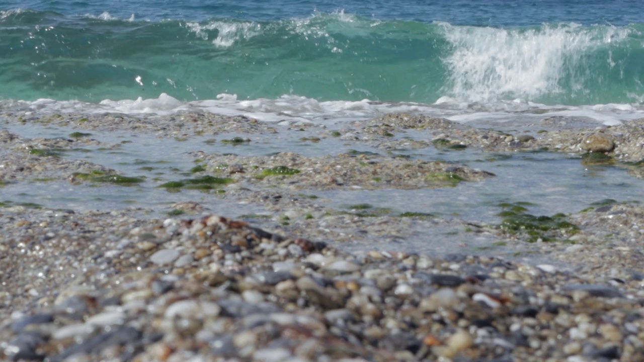 美丽的海景，惊涛骇浪。美丽的海洋背景。高质量的全高清镜头视频素材