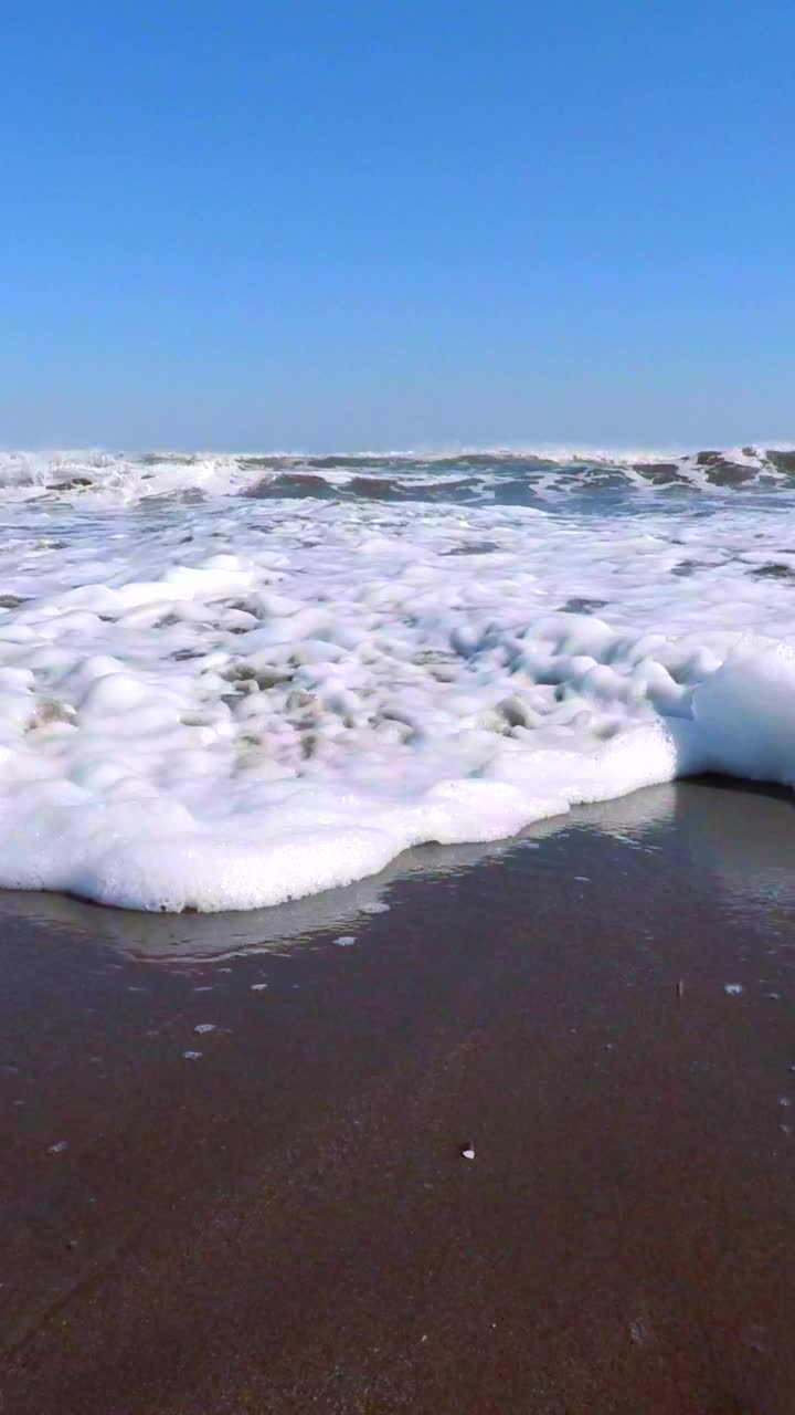 波浪拍打着海滩视频素材