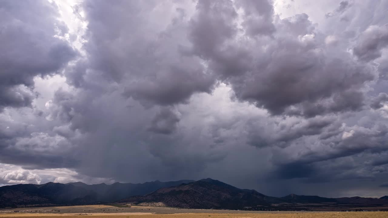 犹他州山脉上空暴雨的时间间隔视频素材