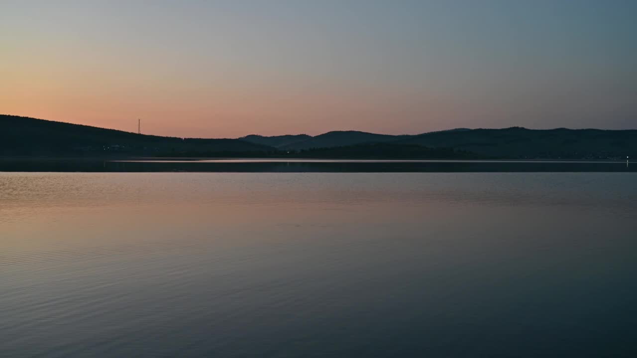 平静的湖面上的夏日夕阳视频素材