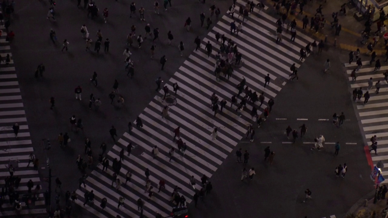 日本，东京:在涩谷，一群人争先恐后地穿过十字路口。视频素材