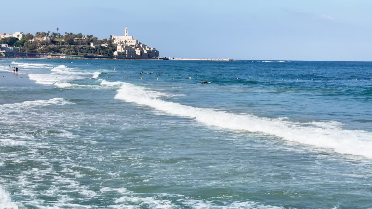 特拉维夫海滩，可以看到雅法(Yaffo)视频素材