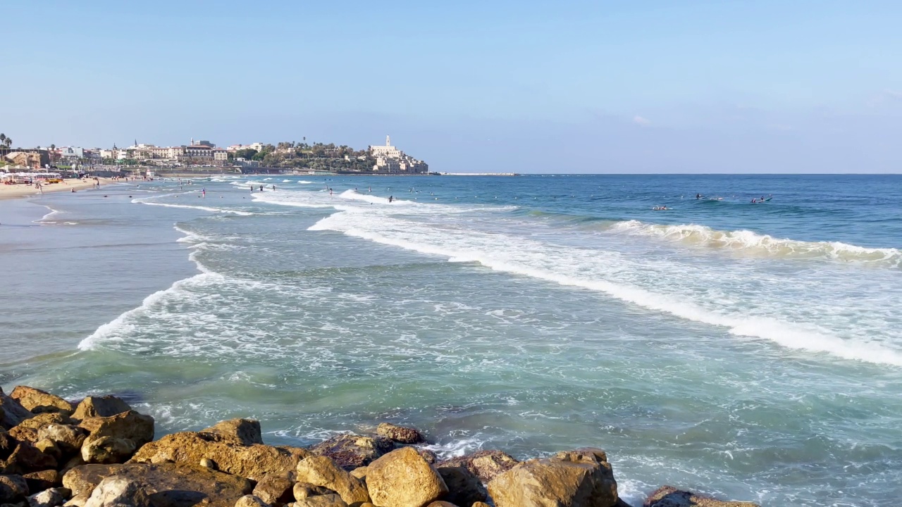 特拉维夫海滩，可以看到雅法(Yaffo)视频素材