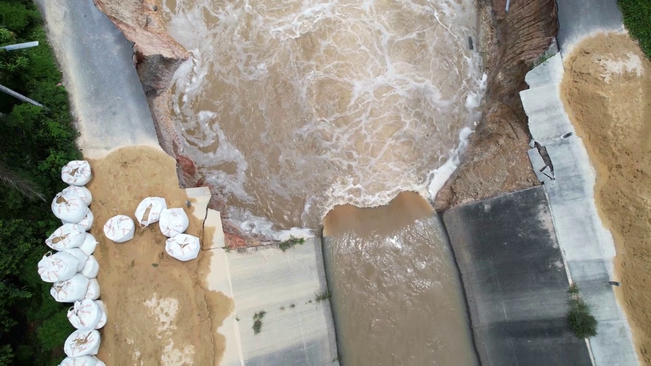 无人机飞越流水，切割侵蚀城市排水渠混凝土墙视频素材