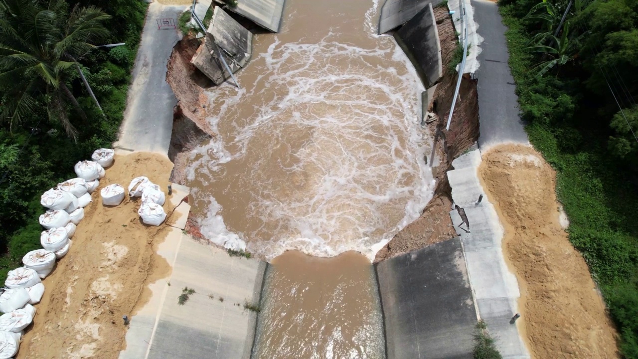 无人机飞越流水，切割侵蚀城市排水渠混凝土墙视频素材